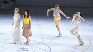 Dans le sillage de Fiordiligi (Katharina Persicke) et Dorabella (Anna Pennissi), leurs deux versions dansées, aisément repérables par les codes couleurs, Samanta Van Wissen et Cynthia Loemij.