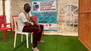 A peine plus de 10% de la population africaine a été vaccinée complètement à ce jour. Et moins de 5% des vaccins administrés ont été produits sur son sol.