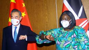 Le ministre des Affaires étrangères chinois, Wang Yi et son homologue kenyane, Raychelle Omamo.