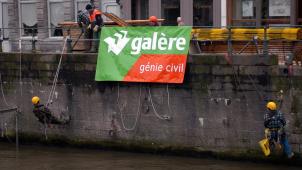 Ce cliché date de 2006 et a été pris à Tournai. On y voit des ouvriers de Galère installer une passerelle sur l’Escaut pour permettre la construction d’une plateforme en béton.