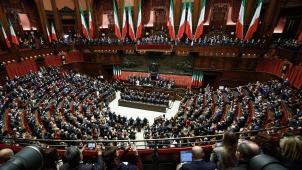 Le plébiscite dont a bénéficié le chef de l’Etat, Sergio Mattarella, lors de sa réélection, n’a pas pu cacher la paralysie d’un Parlement incapable de faire émerger une majorité soudée.