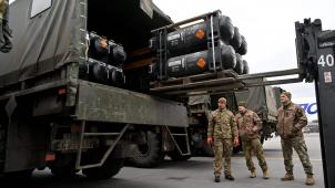 Des militaires ukrainiens réceptionnent des missiles antichars américains, vendredi à l’aéroport Boryspil de Kiev.