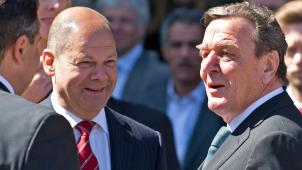 L’ancien chancelier Gerhard Schröder (à droite) met Olaf Scholz (à gauche) dans un certain embarras.