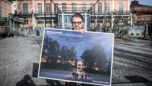 Björn Ulvaeus, devant l’hôtel-restaurant Hasselbacken, propriété de sa société Pop House, avec une image de son nouveau projet «Abbaland».