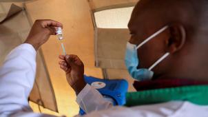 Un professionnel de la santé prépare une dose de vaccin Astra Zeneca au Kenya.