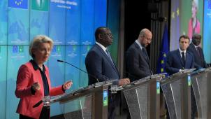 Ursula von der Leyen, le président sénégalais Macky Sall, Charles Michel, Emmanuel Macron et le président de la Commission de l
