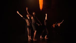 Un ensemble de magnifiques jeunes danseurs dans l’ambiance mystérieuse créée par la scénographie et les éclairages de Minna Tiikkainen.