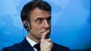 L’habit du chef d’Etat en exercice donne à Emmanuel Macron une hauteur qui lui permet de surplomber l’arène française.
