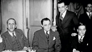 Photo datée de mai 1934 montrant Simon Sabiani (à gauche), politicien marseillais, avec Paul Bonnaventure Carbone (centre) et François Spirito, debout, main sur l