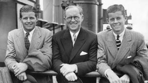 Joseph Patrick Kennedy Jr et son frère John Fitzgerald Kennedy entourent leur père Joseph, en 1938.