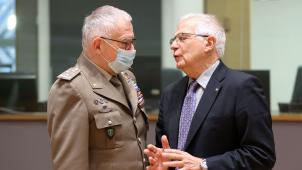 Josep Borrell, le haut représentant de l’Union européenne pour les Affaires étrangères, en conversation avec le général Claudio Graziano, président du Comité militaire de l