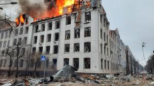 A Kharkiv, le bâtiment des services de sécurité ukrainiens a été touché ce 2 mars par un missile russe.