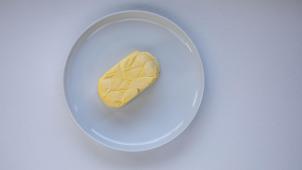 Le beurre est riche en vitamines A, D et E. Mais mieux vaut en limiter la consommation à 10 ou 15 grammes par jour, car c’est aussi 82% de matières grasses et 750 kcal par portion de 100 grammes.