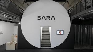 «Bienvenue chez Sara, entreprise leader mondial pour l’archivage des souvenirs immatériels et individuels de l’humanité».