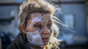Helena, une enseignante de 53 ans, se tient devant un hôpital après le bombardement de la ville de Tchouguiv, dans l