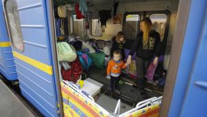 Des enfants se réfugient dans les entrailles du métro, à Kiev, en Europe, en 2022.