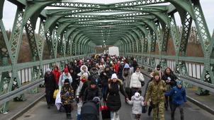 Les réfugiés ukrainiens arrivent en masse à la frontière polonaise.