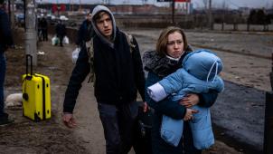 Réfugiés ukrainiens fuyant la ville d’Irpin.