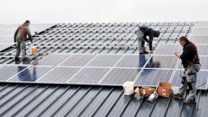 En accélérant le déploiement des systèmes solaires photovoltaïques sur toit, on peut produire jusqu