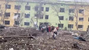Des patients et leurs familles fuient les décombres de l’hôpital pour enfants de Marioupol, ravagé par les bombardements de l’armée russe.