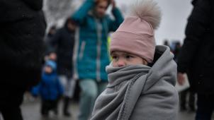 Fuir la guerre avec, en plus, les rigueurs du climat: bonnet et couverture pour résister à la froidure de l’attente, au poste frontalier de Medyka, en Pologne.