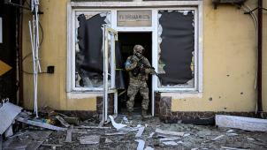 Un militaire ukrainien inspecte les dégâts provoqués par un bombardement russe, samedi, sur un immeuble de Kiev.
