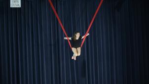 L’artiste alterne conférence gesticulée et performance acrobatique pour mener à bien son exposé.