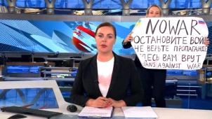 Marina Ovsiannikova défie en direct à la télévision le régime de Vladimier Poutine.