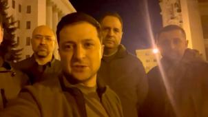 Capture d’écran d’une vidéo de Volodymyr Zelensky devenue virale, dans laquelle il affirme qu’il défendra son pays et ne le quittera pas.
