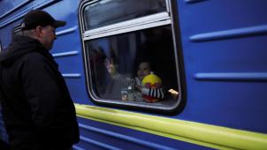 Dans un train en partance d’Odessa, une petite fille salue un proche qui reste sur place pour participer à la défense de la ville.