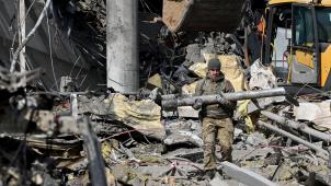 De multiples sources indiquent que les forces russes ont frappé de façon indiscriminée des cibles ukrainiennes purement civiles.