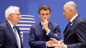 De gauche à droite: le chef de la diplomatie européenne Josep Borrell, le président français Emmanuel Macron, le Premier ministre de la Slovénie Janez Jansa. Ils étaient réunis ce jeudi à Bruxelles au siège de l’UE.