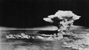 Le seul pays du monde à avoir été dévasté par le feu atomique, à Hiroshima puis à Nagasaki, s’est toujours interdit de fabriquer ou d’acquérir des armes nucléaires. Mais certains songent à présent à la stocker.