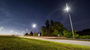 L’éclairage des autoroute est moins blafard que les antiques lampes au sodium, mais aussi plus économe, plus «intelligent» et… préfinancé et installé par le secteur privé.