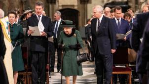 Toute frêle dans son manteau vert, la souveraine a assisté à la cérémonie à l’abbaye de Westminster.