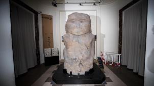 Le moaï du Cinquantenaire date du tournant des XIII et XIV siècles. Il a d’abord représenté un ancêtre avant de trouver un statut divin.