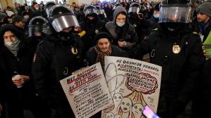 Une image forte qui symbolise la violence exercée contre la dissidence en Russie: l’arrestation de l’artiste et militante Yelena Osipova, opposée à la guerre en Ukraine.