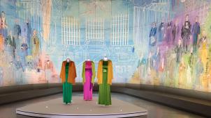 Au Musée d’Art Moderne de la ville de Paris, trois ensembles du soir devant la gigantesque fresque «La fée électricité» de Raoul Dufy.