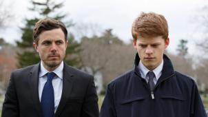À la mort de son frère, Lee (Casey) devient le tuteur légal de son neveu Patrick (Lucas Hedges).