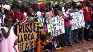 Des manifestants centrafricains témoignent de leur soutien à l’invasion russe en Ukraine.