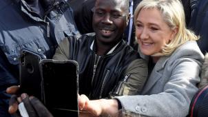 «Le Pen fait des selfies avec tout le monde, on l’appelle  Marine , elle est comme un poisson dans l’eau au milieu des Français.»