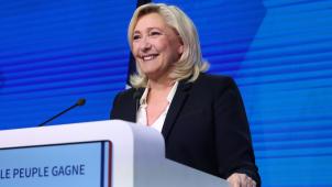 Tandis que Marine Le Pen affiche un sourire triomphant, la démocratie française fait grise mine...