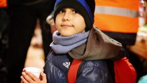 Mis dans le train par sa maman, Hassan, onze ans, s’était présenté à la frontière slovaque avec un numéro de téléphone sur la main.