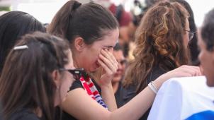La douleur des proches d’une victime enterrée à Kfar Saba le 10 avril, trois jours après l’attentat de Tel-Aviv.