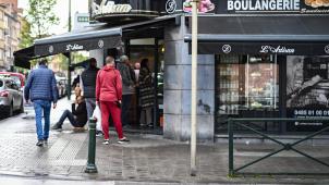 Ce mercredi après-midi, très peu de passants portent un masque de protection dans les rues commerçantes de Molenbeek.