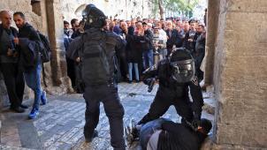 La tension était particulièrement vive, ce vendredi à Jérusalem, entre les Palestiniens et les forces de sécurité israéliennes.