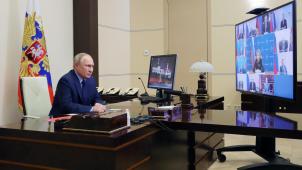 Vladimir Poutine en réunion par visioconférence avec son Conseil national de sécurité, le 7 avril dernier: la rhétorique du Kremlin ne laisse pas d’inquiéter.