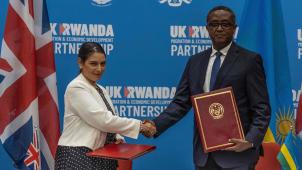 Le partenariat signé par la secrétaire britannique à l’Intérieur, Priti Patel, et le ministre rwandais des Affaires étrangères, Vincent Biruta, le 14 avril à Kigali, fait couler beaucoup d’encre.