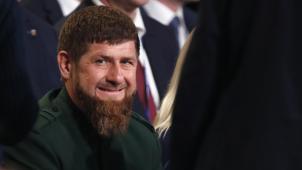 Ramzan Kadyrov est-il réellement présent sur le front ukrainien? Selon plusieurs journalistes, les images supposées en attester auraient pu en fait avoir été prises en Russie, voire dans le palais présidentiel de Grozny.