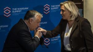 Viktor Orban et Marine Le Pen lors d’un sommet de partis souverainistes européens à Varsovie le 4 décembre dernier.